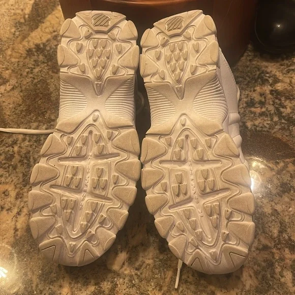 K Swiss shoes white size 8 very gently worn. - Picture 2 of 8